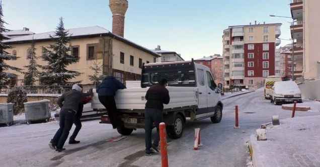 Buz tutan yolda kalan araçların yardımına vatandaşlar yetişti