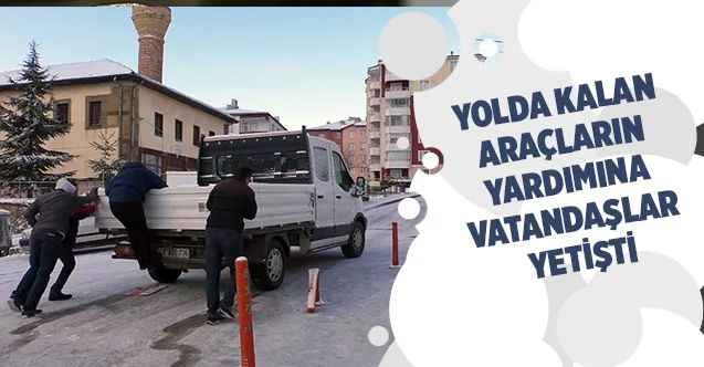Yolda kalan araçların yardımına vatandaşlar yetişti