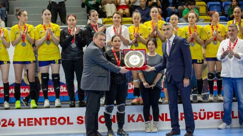 Yenimahalle'nin Mucizesi! Kadınlar Hentbol Süper Ligi'nde Büyük Başarı: Şampiyonluk Etabında İkinci Sıraya Yükseldiler!