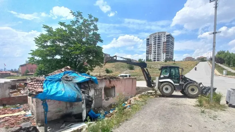 Bu yapılara geçit vermiyor... Belediye tek tek yıkıyor