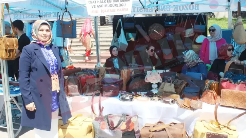 Yozgat Cumhuriyet Meydanında Deri İşlemeler Göz Kamaştırdı!