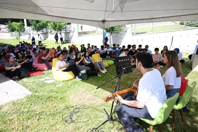Altındağ Belediye Başkanı Dr. Veysel Tiryaki, Altındağ Belediyesi’ne ait Ali Ersoy Kütüphanesi’nde üniversite sınavına hazırlanan Altındağlı gençlerle bir araya geldi.
