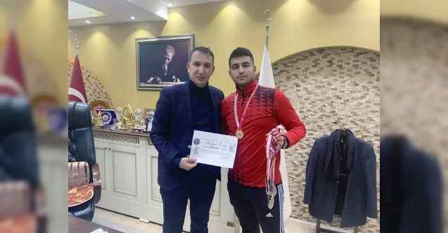 Sarıkayalı güreşçi birinci oldu