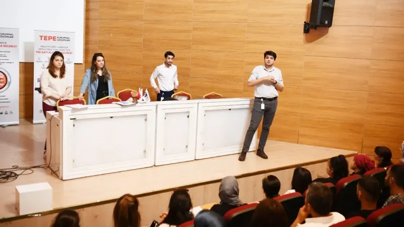 İş Arayanlar ve İşverenler Mamak'ta Buluştu: 3 Binden Fazla İstihdam!