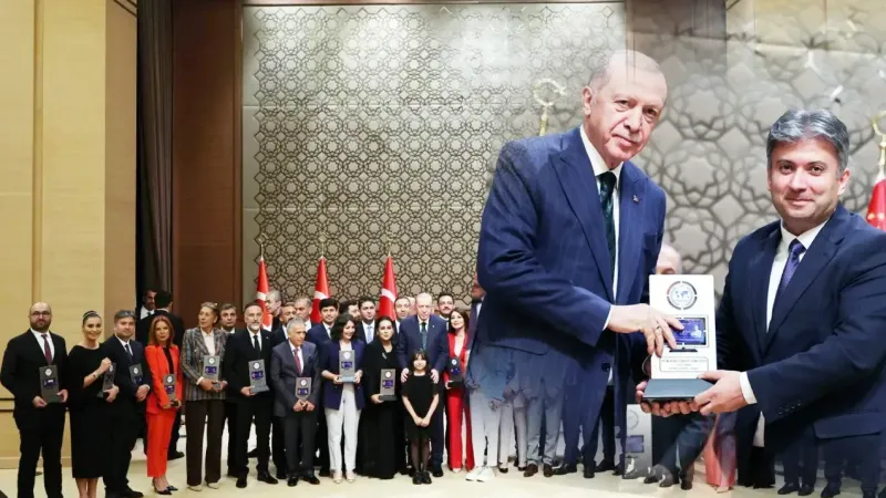 Cumhurbaşkanı Recep Tayyip Erdoğan'dan Yozgat Çamlık Gazetesi'ne ödül! Tarık Yılmaz ödülünü törenle aldı!