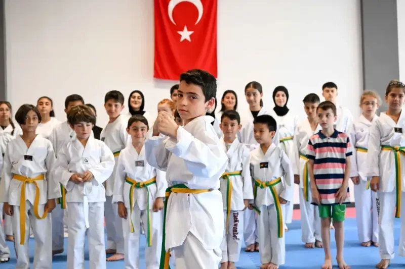 Sporcu fabrikasında yetişiyorlar.. Kuşak bağladılar!