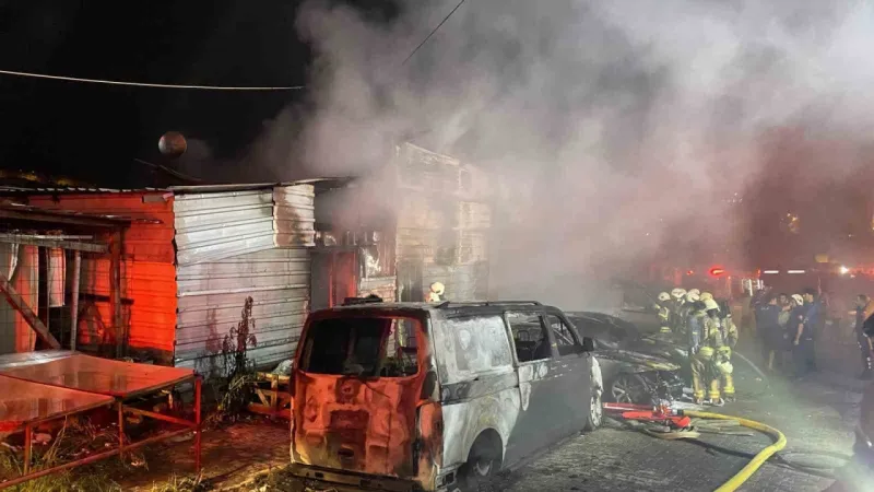 İstanbul'da neler oluyor? 8 araç ve iş yeri alev alev yandı: Kundaklama anı güvenlik kamerasında