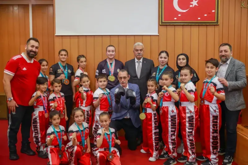 Başkan Beşikçioğlu şampiyonlarla bir araya geldi!