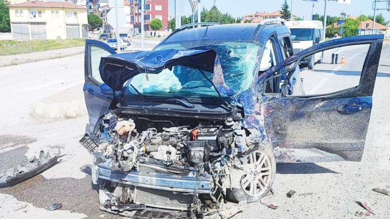 Çorum-Yozgat Yolunda Trafik Kazası! Çarpmanın Etkisiyle Savruldular…