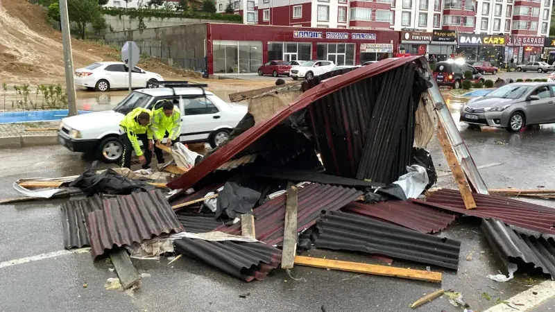 Son dakika Yozgat! Fırtına çıktı, çatılar uçtu yollar trafiğe kapandı!