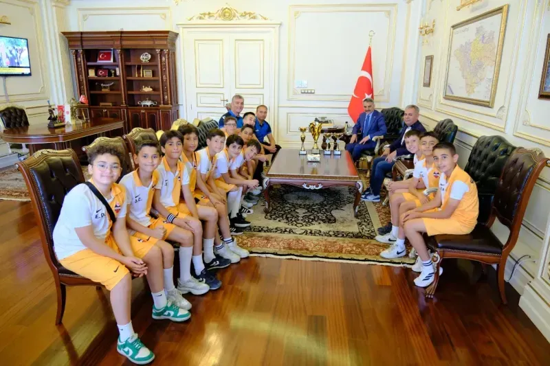 Şampiyonları ağırladı Tebrik etti