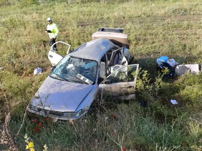 Son dakika! Yozgat - Alaca yolunda otomobil tarlaya uçtu! 3'ü çocuk 7 yaralı!