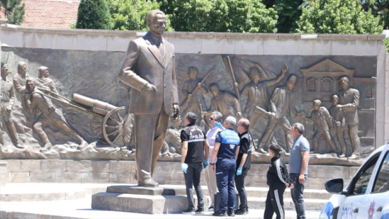 Atatürk anıtına baltalarla saldırdılar! Olay nerede oldu? Şahıslar tutuklandı mı?