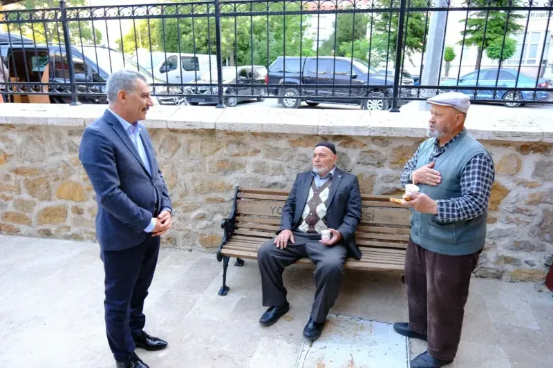 Yozgat Valisi tarihi camide bayram namazı kıldı, bayramlaştı, el öptürdü! İşte bir valinin bayram sabahı