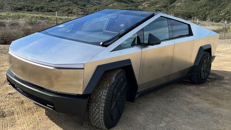 Tesla Hayranlarını Üzen Haber: Cybertruck Teslimatları Bir Kez Daha Ertelendi!"