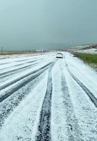 Ardahan'a kar mı yağdı? Karayolu beyaza büründü