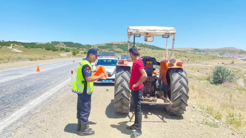 Yozgat'ta Trafik Jandarması’ndan Güvenlik Atağı: Reflektör Tak, Görünür Ol!
