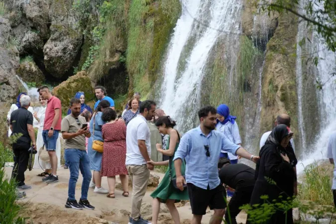 Doğal klima Girlevik Şelalesi: bakın nasıl serinliyorlar!