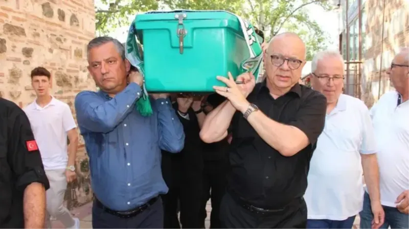 CHP Lideri Özgür Özel'in Duygusal Anı! MHP'li İsmi Son Yolculuğuna Uğurladı