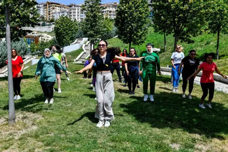 Güne sporlar başlıyorlar.. Onlarca kişi birlikte spor yapıyor