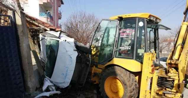 Freni boşalan kepçe park halindeki otomobillere çarptı: 2 yaralı
