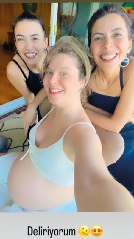 Burcu Biricik Doğuma Günler Kala Eski Dostlarıyla Buluştu: İşte O Anlar
