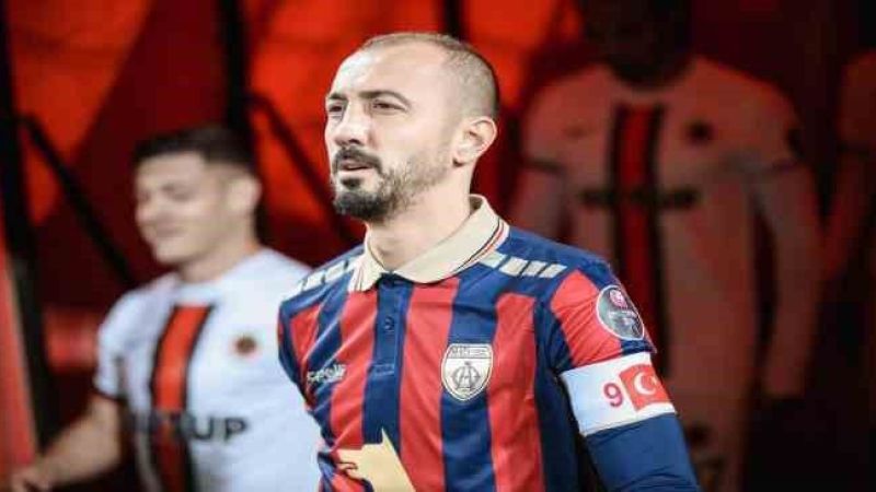 Ahmet İlhan Özek Kimdir? Nerede Oynuyor?