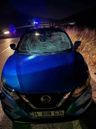 Bize neler oluyor: bir ailenin olduğu otomobilin camlarını kırdılar, darp ettiler. O anlar kamerada