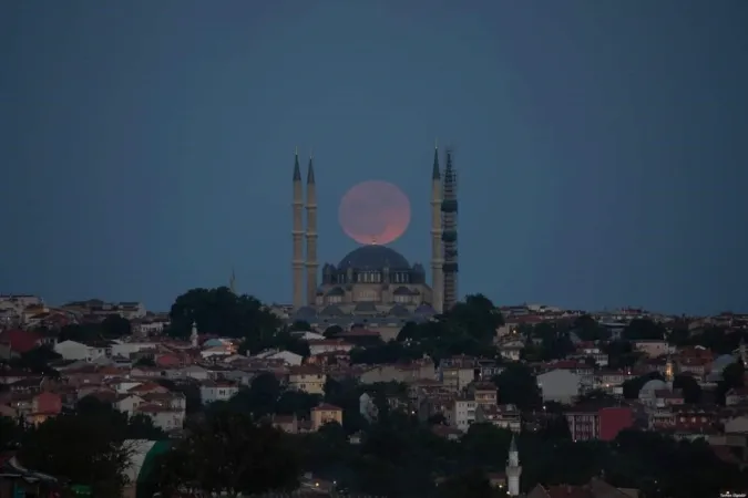 Edirne’de Selimiye Camii manzaralı kızıl dolunay şöleni...