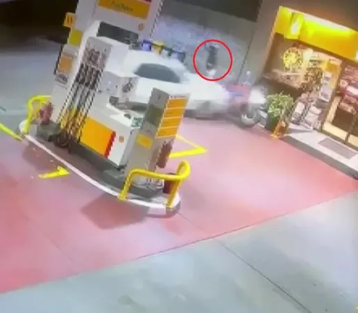 Trafikte kafayı bozduğumuz anlar: hayret bir şey! Önce otomobiliyle ezmeye çalıştı, yetmedi bıçakla kovaladı...