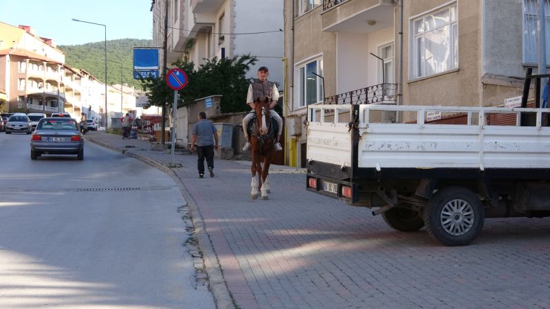 Burası ne köy ne Kasaba: Şehir Merkezinde At ile gezisi ilgi çekti
