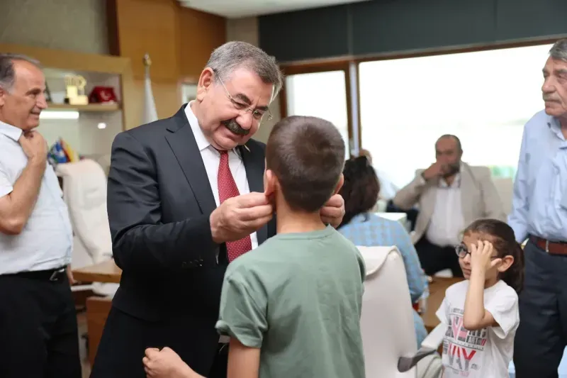 Vatandaşları makamında ağırladı Tek tek bayramlaştı
