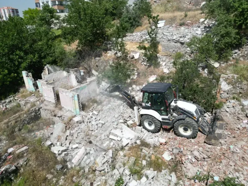 Belediye metruk yapıları tek tek yıkıyor