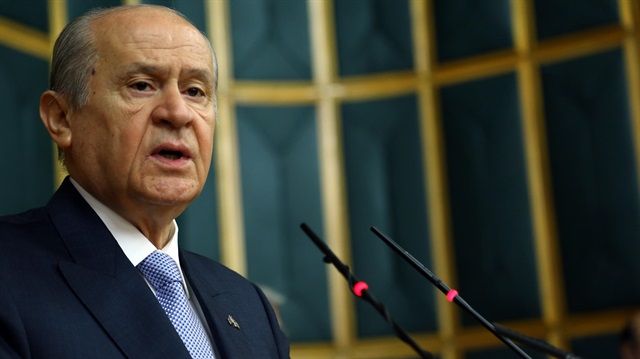 Devlet Bahçeli Neden Oturarak Konuştu? Kalkamıyor mu?