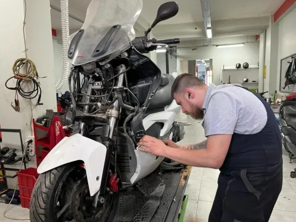 Motosiklet tutunuza iyi bakın: işte yaz mevsiminin az bilinen kullanım şartları ve bakımı