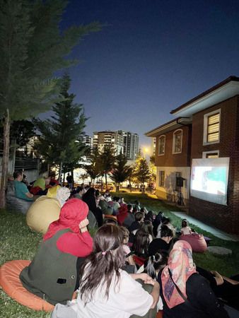 Açık havada sinema keyfi... Yüzlerce kişi birlikte film izledi