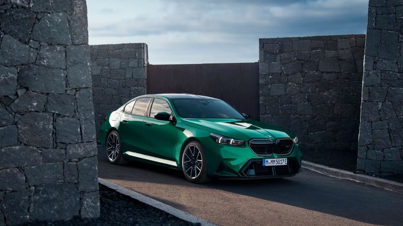 BMW'nin Yeni Canavarı: Her Anlamda Daha Gelişmiş 2025 M5 Tanıtıldı!