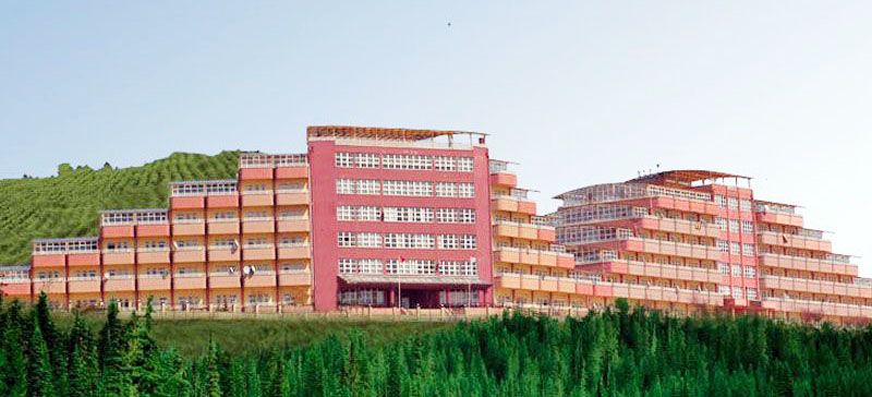 Yozgat'ta inşaatı kadar kullanılmadan çürüyen bir devlet binası! Çürük raporu olmasına rağmen hala kullanılıyor...