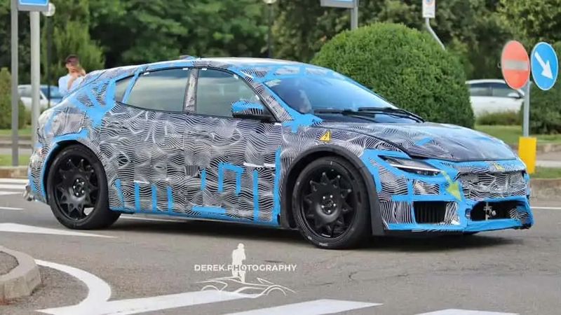 Ferrari'nin Elektrikli Aracı Nihayet Ortaya Çıktı! İşte Gizemli Prototipten İlk Görüntüler