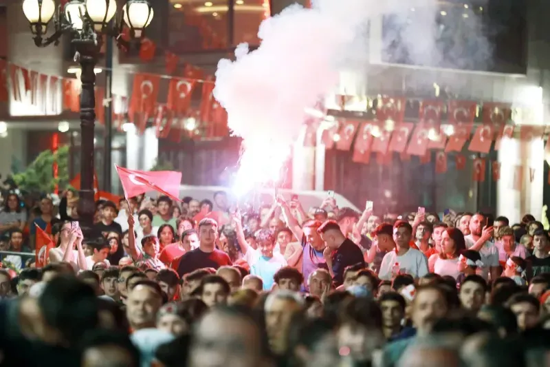 Keçiören'de milli maç heyecanı On binlerce kişi birlikte izledi