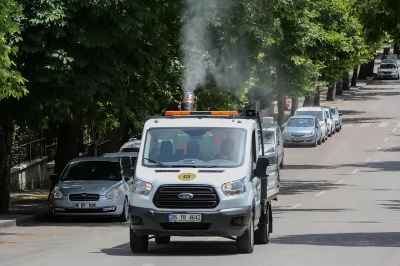 Yenimahalle’de sokak sokak ilaçlama çalışması
