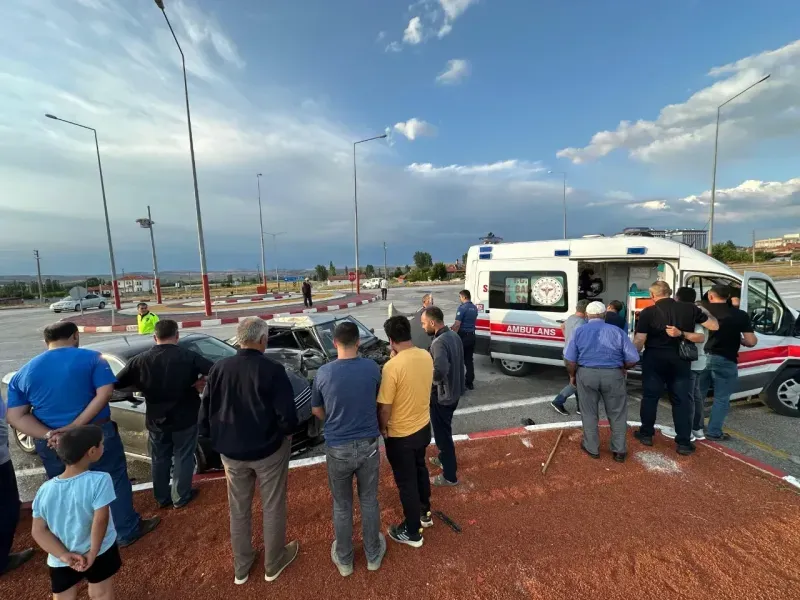 Çorum'dan Yozgat'a doğru geliyordu! İki araç çarpıştı: 2 yaralı
