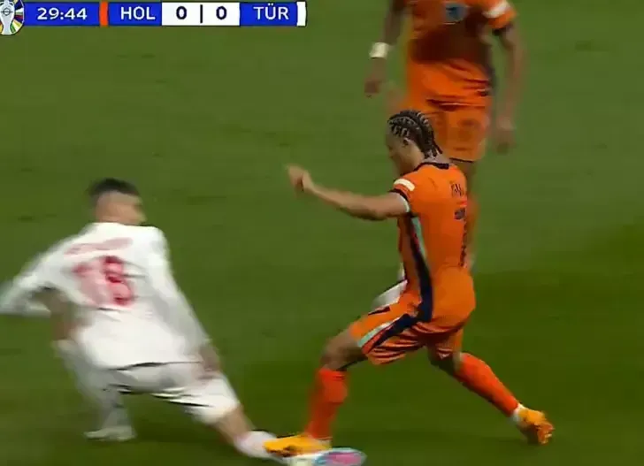 Yozgatlı Mert Müldür'ün Ayağı Kırılacaktı, Hakem Sarı Kartla Yetindi!