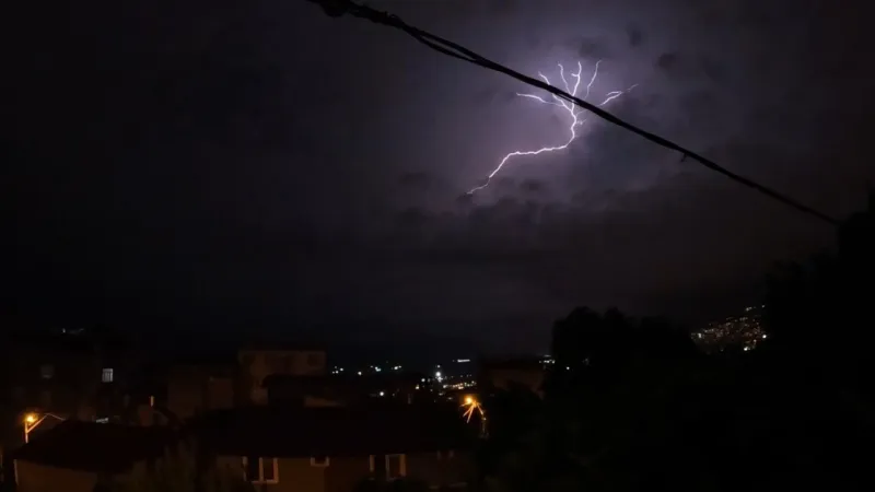 Karadeniz'in kapısı muhteşem şehirde geceyi şimşekler aydınlattı