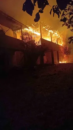 Komşuda korkutan yangın: Alev alev yanan ev kül oldu