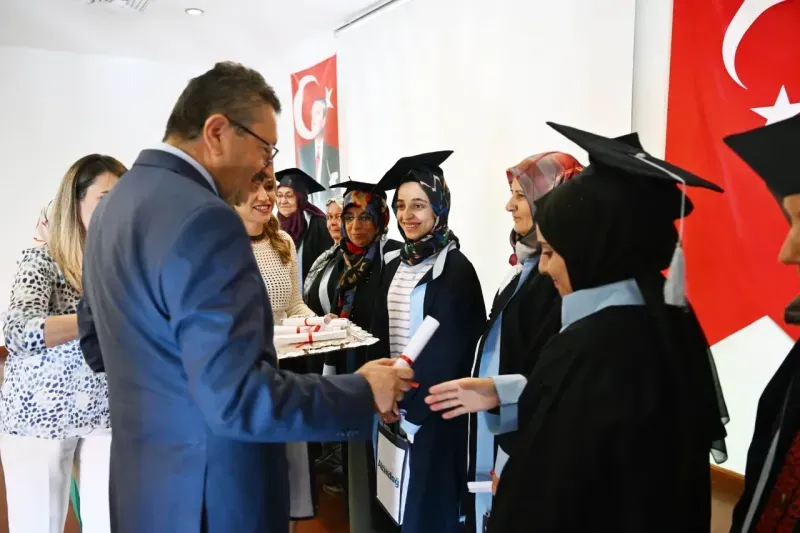 Hayatları boyuncu kalem ve kağıdın hayalini kurdular Mezuniyet sevinci yaşadılar