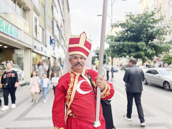 Sivas’ın Sokaklarında Yozgatlı Bir Yeniçeri! Herkesi Kendine Hayran Bıraktı…