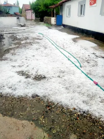 Yozgat'a yaz günü kar beyazlığı getirdi. Her biri ceviz büyüklüğünde gürültüyle gök yüzünden indi. Afedin boyutları sonradan oraya çıktı!