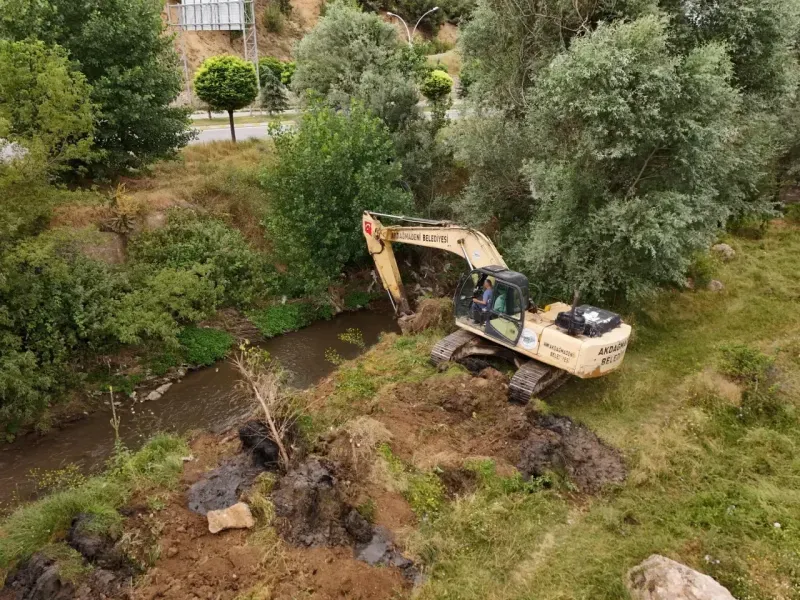Akdağmadeni'nde Çevre Koruma Hamlesi: Başkan Yalçın, Dere Yataklarını Temizliyor!