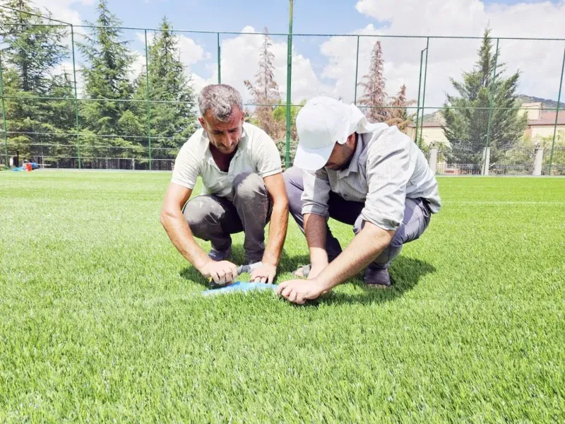 Belediye halı sahaları yeniliyor